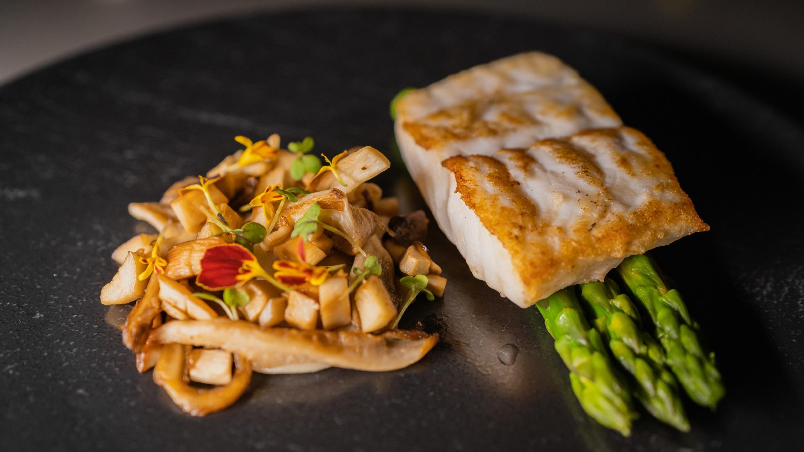 selective-focus-shot-tur-meat-with-asparagus-tasty-sauce